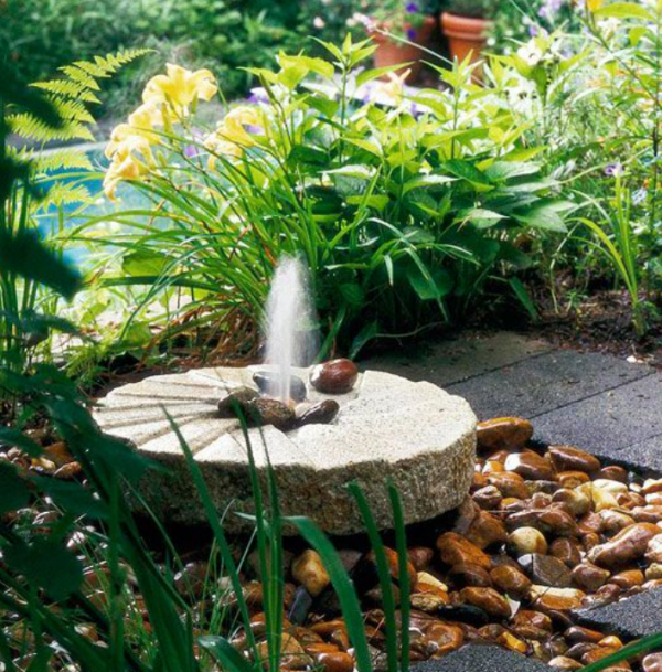 Taman batu alami dengan air mancur elegan